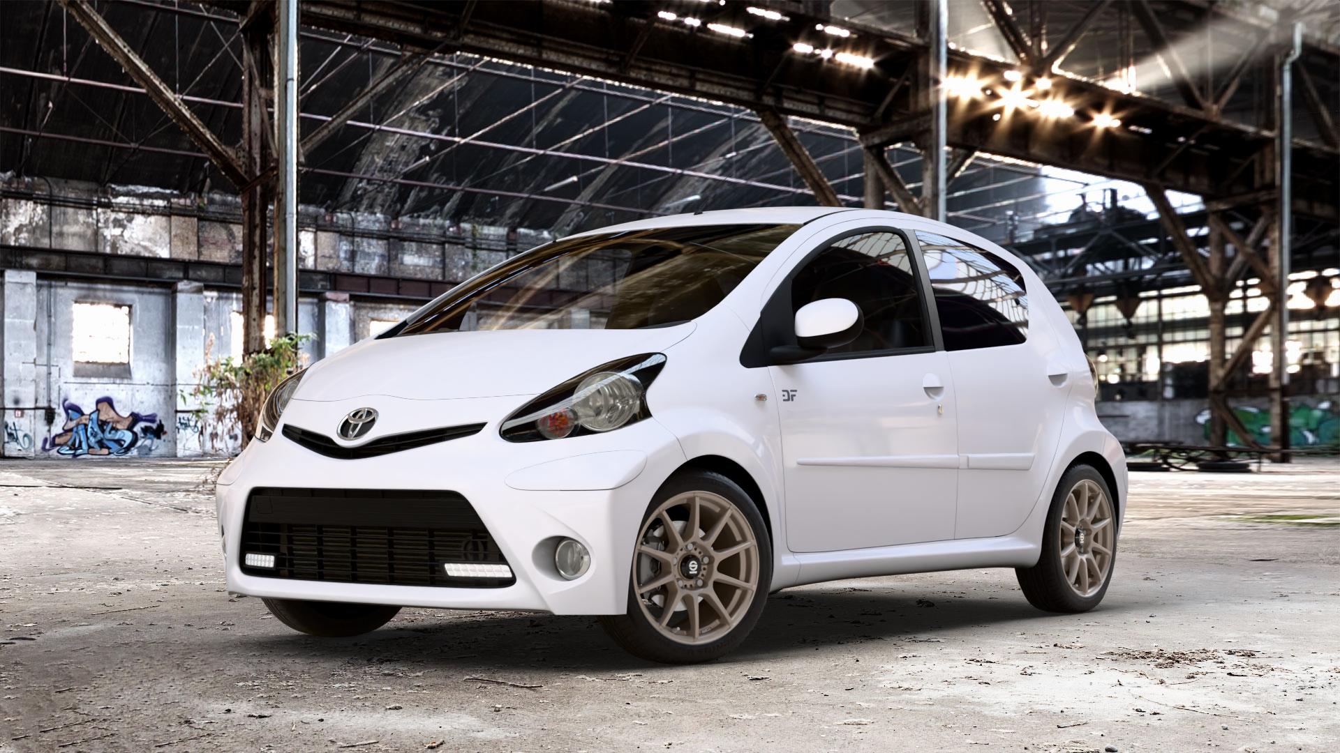SPARCO ASSETTO GARA MATT BRONZE Felge mit Reifen in 15Zoll Winterfelge Alufelge auf weissem Toyota Aygo I ⬇️ mit 15mm Tieferlegung ⬇️ Old Industrial Hall_max_4400mm_2024 Frontansicht_1