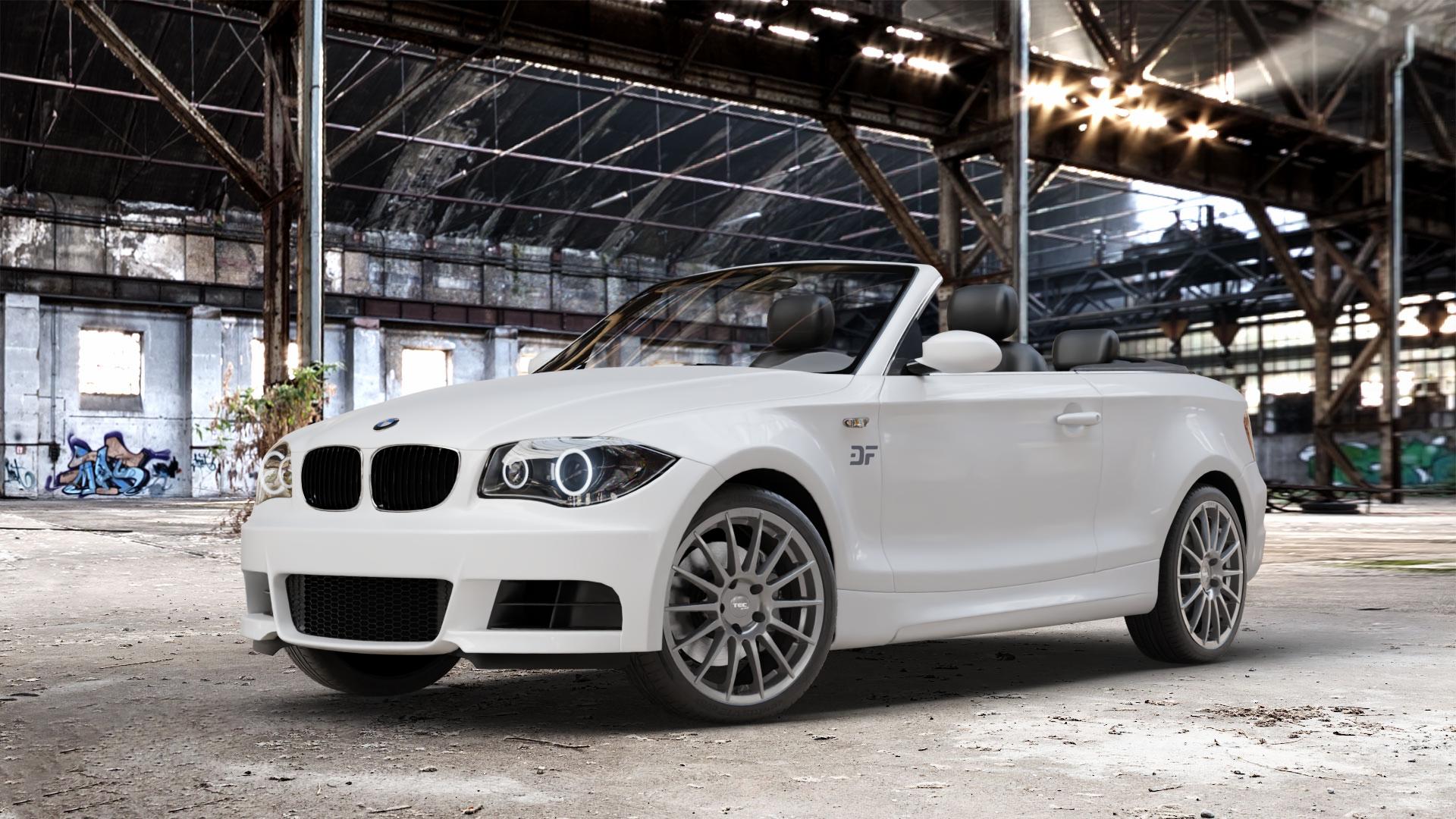 Tec Speedwheels AS2 Gun Metal Felge mit Reifen grau anthrazit in 18Zoll Winterfelge Alufelge auf weissem BMW 118i Typ E88 (Cabriolet) 120d 120i 125i 135i 123d 118d 1er Cabrio (182, 1C) ⬇️ mit 15mm Tieferlegung ⬇️ Old Industrial Hall_max_4400mm_2024 Frontansicht_1