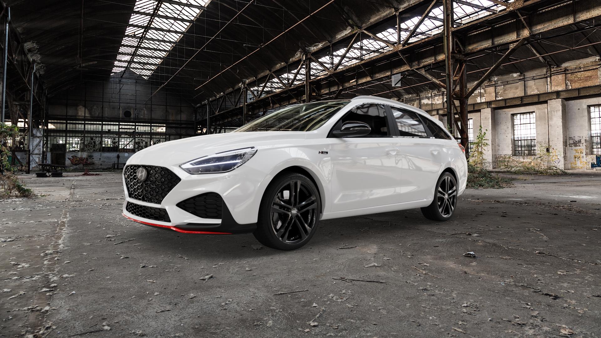 Tec Speedwheels AS4 Schwarz Glanz Felge mit Reifen in 18Zoll Winterfelge Alufelge auf weissem Hyundai i30 Typ PDE Kombi Facelift II ⬇️ mit 15mm Tieferlegung ⬇️ Old Industrial Hall_max5000mm_2022 Frontansicht_1
