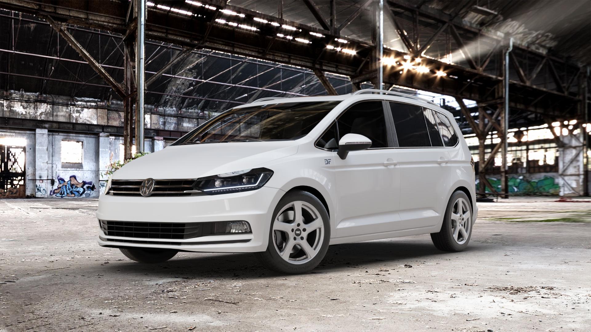 Tec Speedwheels AS5 Gun Metal Felge mit Reifen grau anthrazit in 17Zoll Winterfelge Alufelge auf weissem Volkswagen (VW) Touran III Typ 1T (15->) ⬇️ mit 15mm Tieferlegung ⬇️ Old Industrial Hall_max_5300mm_2024 Frontansicht_1