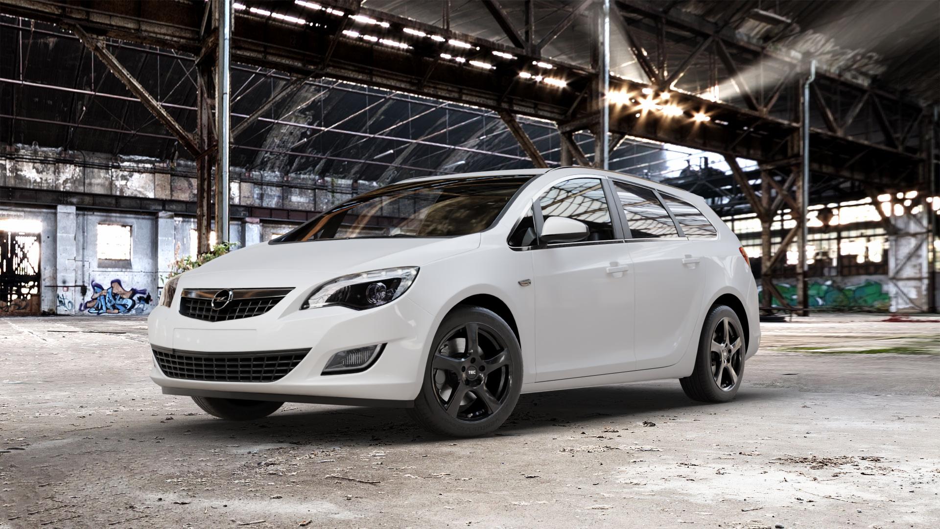 Tec Speedwheels AS5 Schwarz Glanz Felge mit Reifen in 17Zoll Winterfelge Alufelge auf weissem Opel Astra J Sports Tourer Typ P-J/SW Facelift ⬇️ mit 15mm Tieferlegung ⬇️ Old Industrial Hall_max_5300mm_2024 Frontansicht_1