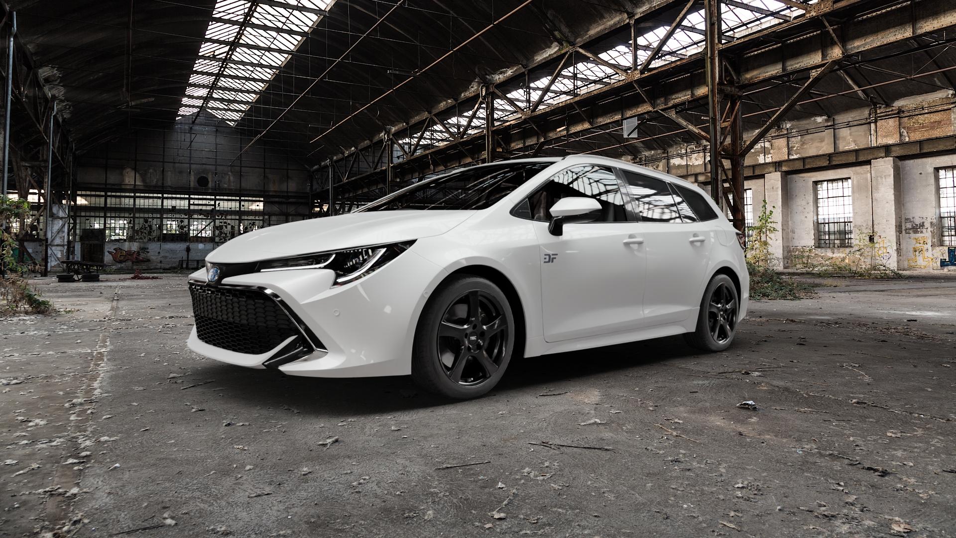 Tec Speedwheels AS5 Schwarz Glanz Felge mit Reifen in 17Zoll Winterfelge Alufelge auf weissem Toyota Corolla Typ ZE1HE(EU,M) Kombi ZE1HE(EU,M)-TMG Facelift ⬇️ mit 15mm Tieferlegung ⬇️ Old Industrial Hall_max5000mm_2022 Frontansicht_1