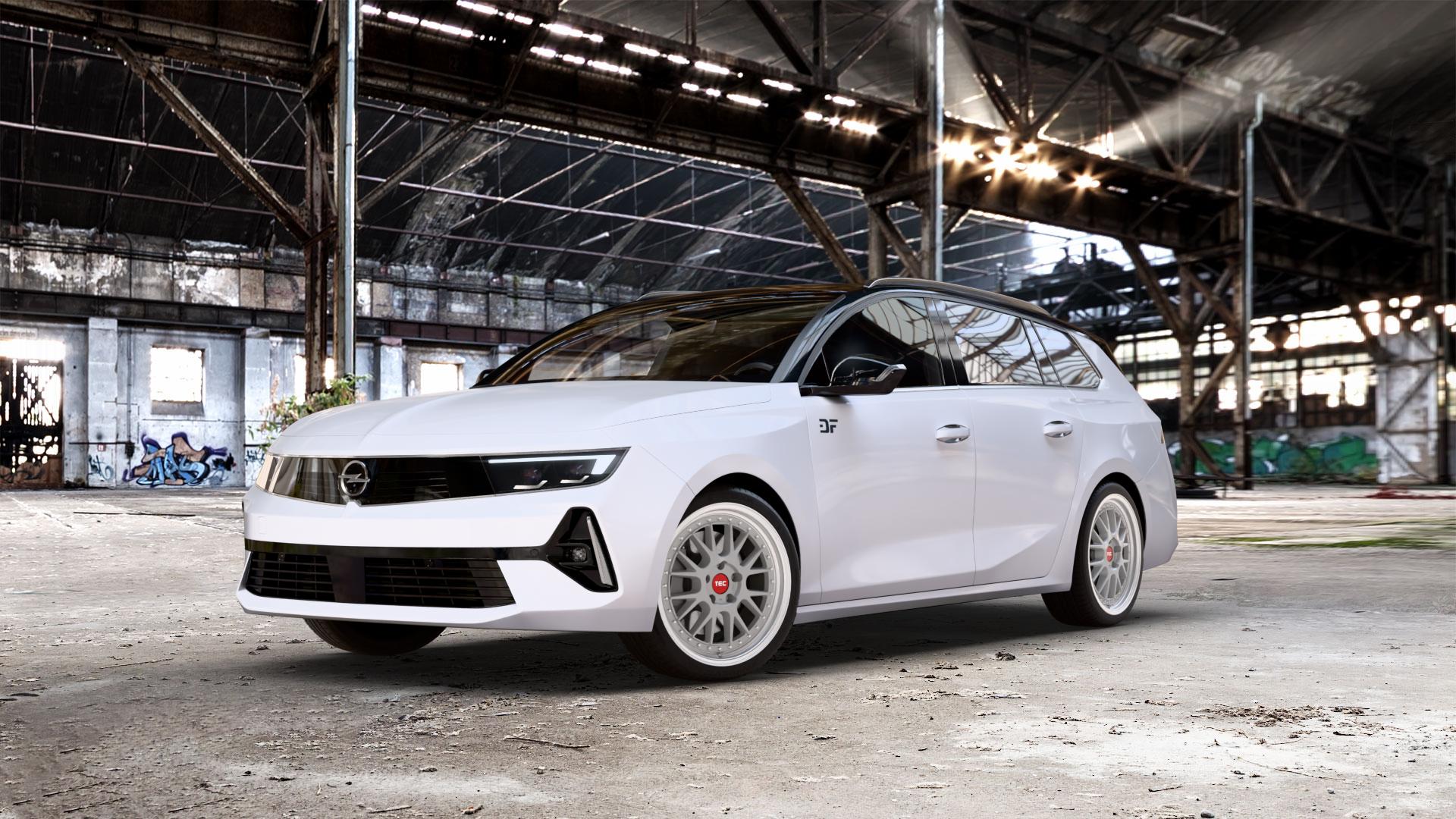 Tec Speedwheels GT EVO Hyper Silber Hornpoliert Felge mit Reifen in 18Zoll Alufelge auf weissem Opel Astra L Sports Tourer Typ F Facelift ⬇️ mit 15mm Tieferlegung ⬇️ Old Industrial Hall_max_5300mm_2024 Frontansicht_1
