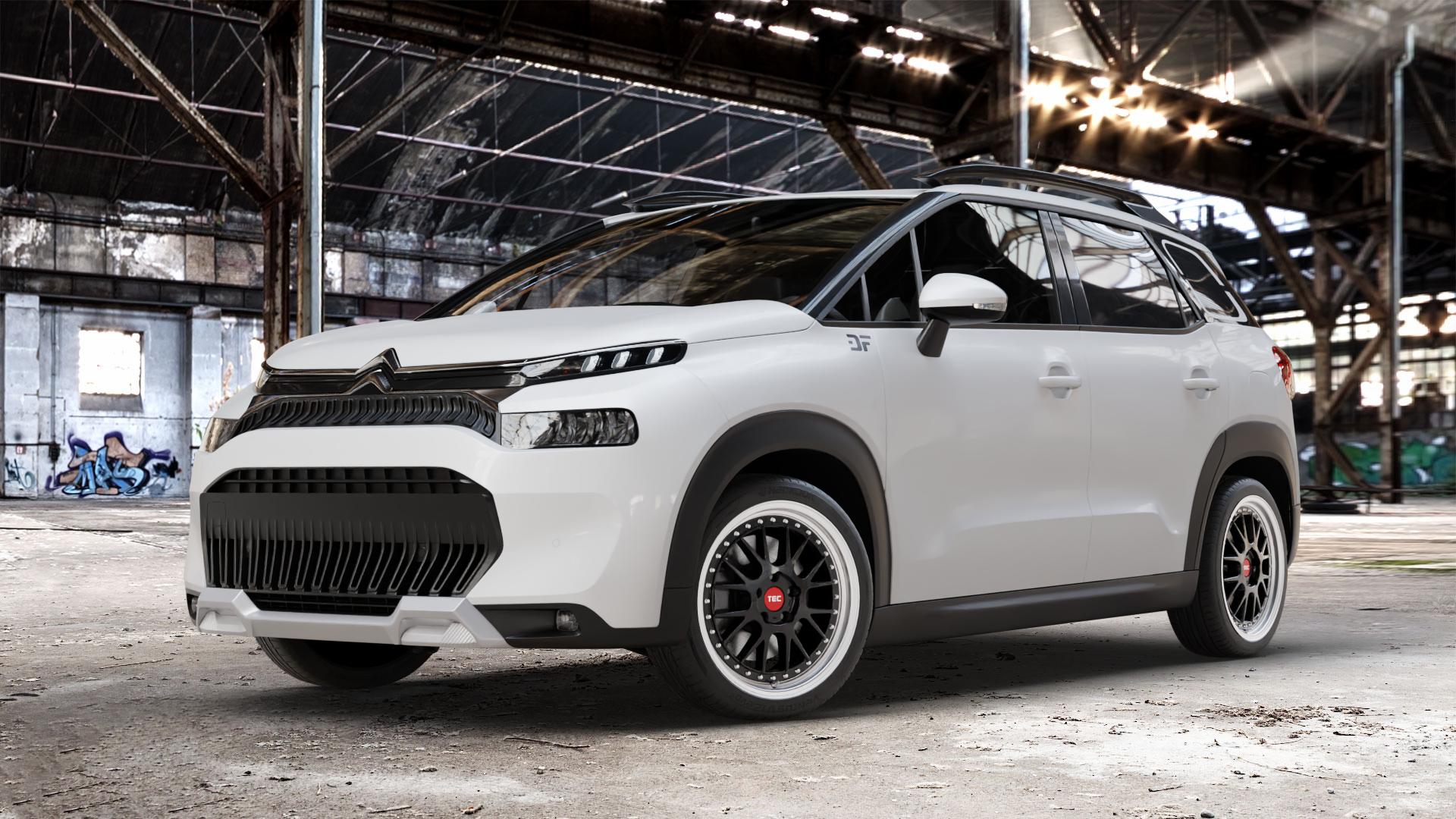 Tec Speedwheels GT EVO Schwarz Glanz Hornpoliert Felge mit Reifen silber mehrfarbig in 18Zoll Alufelge auf weissem Citroen C3 Aircross Typ 2 Facelift ⬇️ mit 15mm Tieferlegung ⬇️ Old Industrial Hall_max_4400mm_2024 Frontansicht_1
