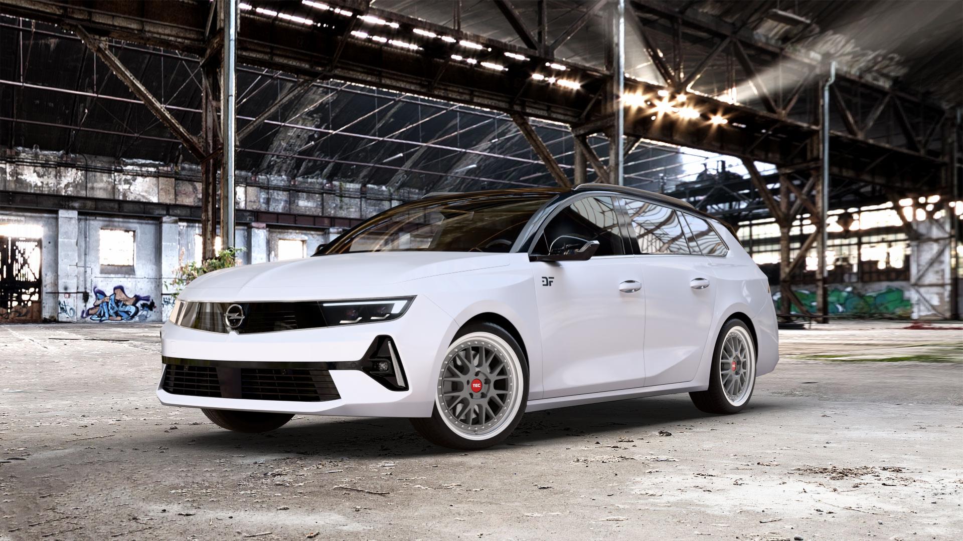 Tec Speedwheels GT EVO Titan Glanz Hornpoliert Felge mit Reifen grau silber mehrfarbig in 18Zoll Alufelge auf weissem Opel Astra L Sports Tourer Typ F Facelift ⬇️ mit 15mm Tieferlegung ⬇️ Old Industrial Hall_max_5300mm_2024 Frontansicht_1