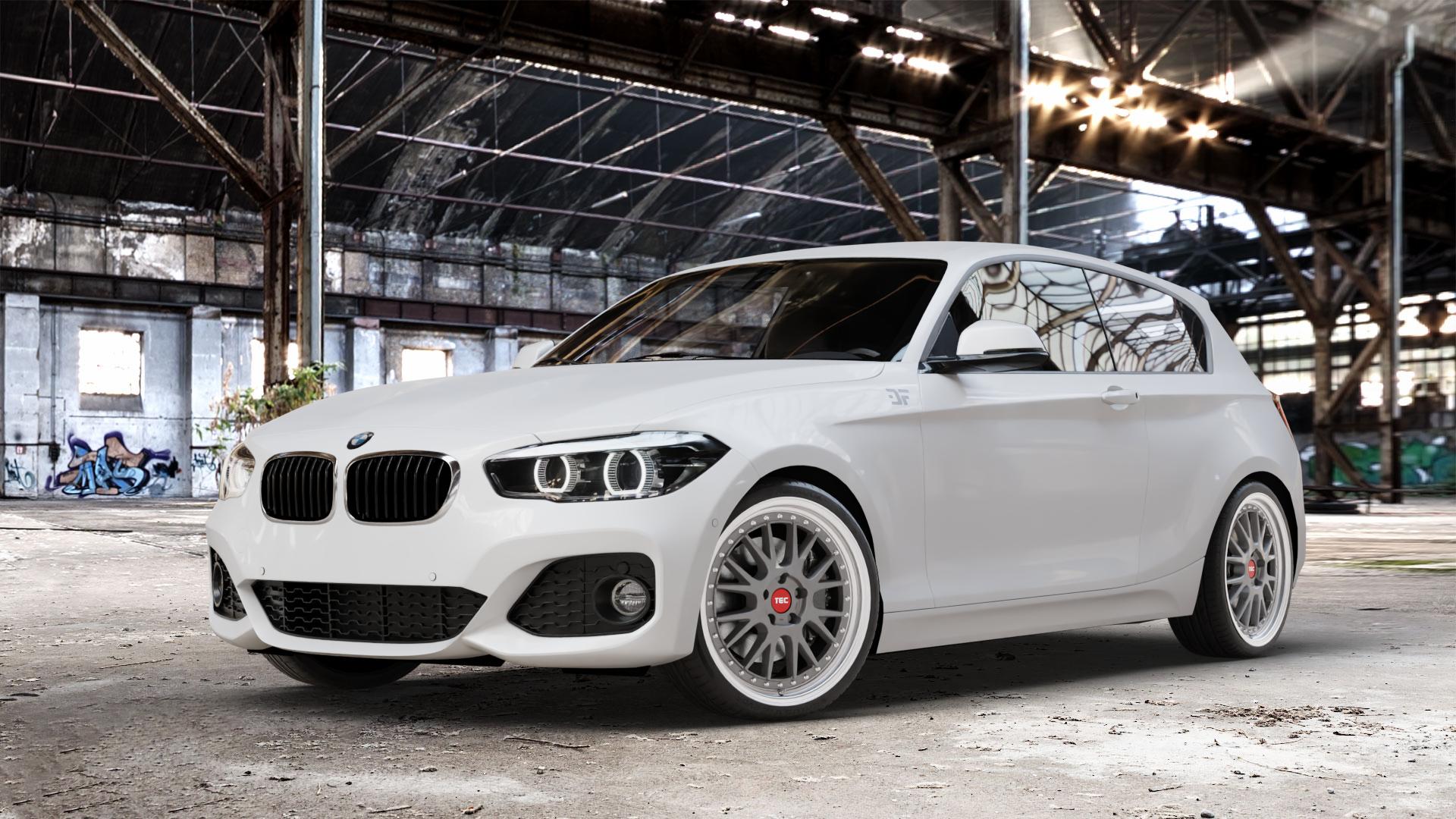 Tec Speedwheels GT EVO Titan Glanz Hornpoliert Felge mit Reifen grau silber mehrfarbig in 19Zoll Alufelge auf weissem BMW 1 M135i Typ F20 F21 xDrive M140i Facelift 1er Fünftürer (1K4) ⬇️ mit 15mm Tieferlegung ⬇️ Old Industrial Hall_max_4400mm_2024 Frontansicht_1