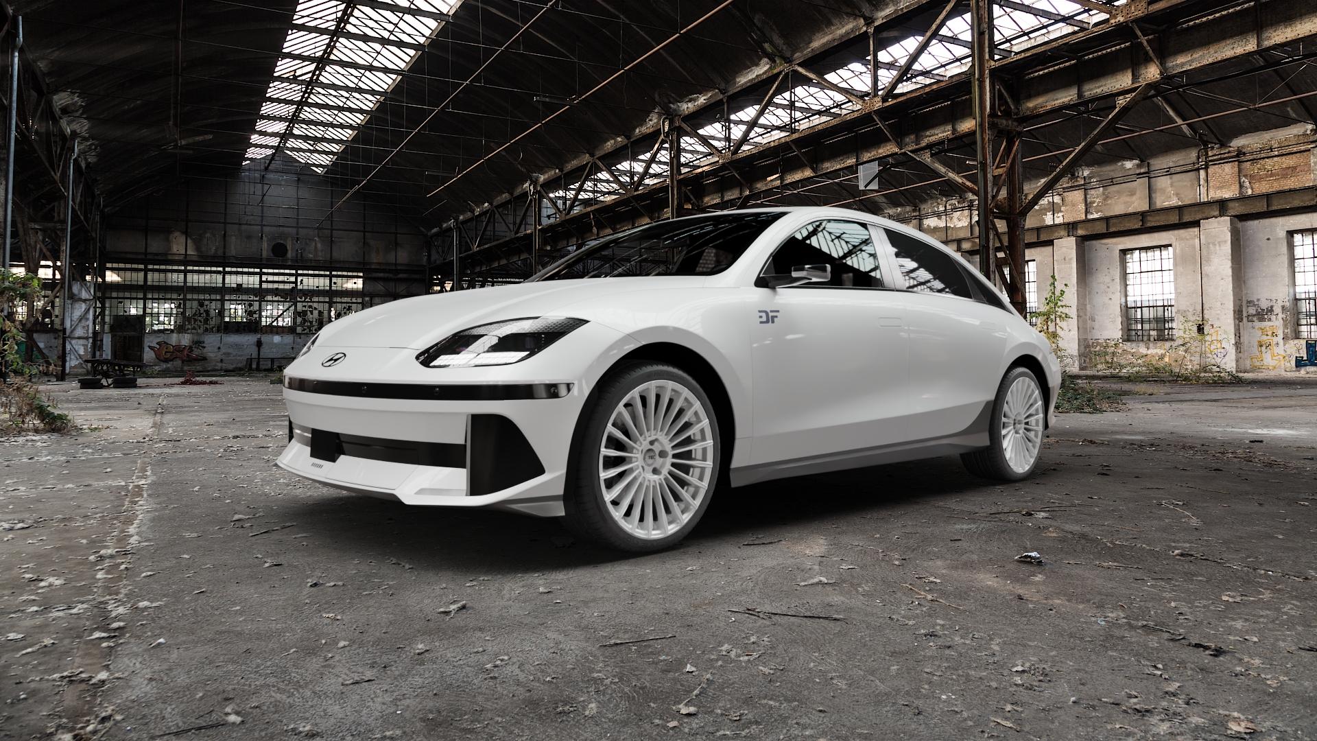 Tec Speedwheels GT5 Hyper Silber Felge mit Reifen in 20Zoll Winterfelge Alufelge auf weissem Hyundai Ioniq 6 Typ CE ⬇️ mit 15mm Tieferlegung ⬇️ Old Industrial Hall_max5000mm_2022 Frontansicht_1