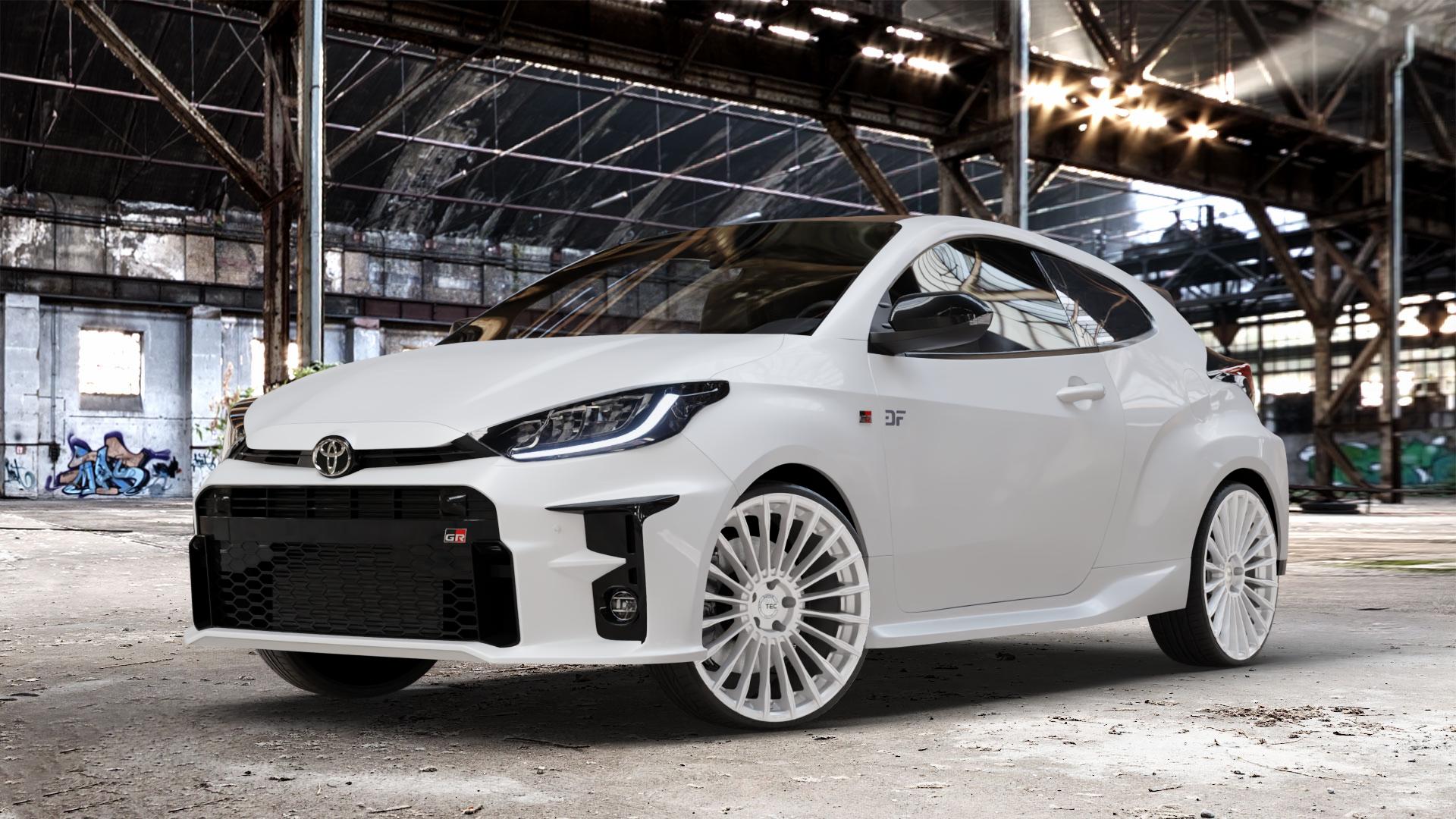 Tec Speedwheels GT5 Hyper Silber Felge mit Reifen in 21Zoll Winterfelge Alufelge auf weissem Toyota Yaris IV Typ XPA1F(EU,M) l kW (0 PS) GR XPA1G(EU,M) ⬇️ mit 15mm Tieferlegung ⬇️ Old Industrial Hall_max_4400mm_2024 Frontansicht_1