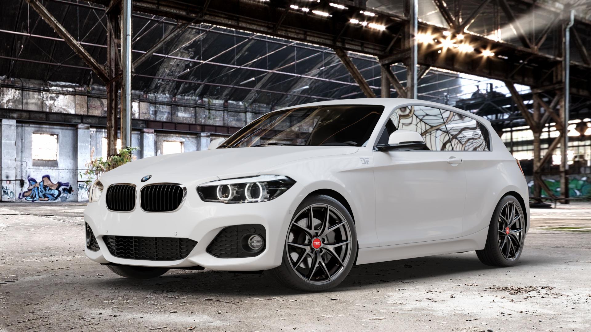 Tec Speedwheels GT6 EVO Hyper Black Felge mit Reifen grau schwarz anthrazit in 18Zoll Winterfelge Alufelge auf weissem BMW 1 M135i Typ F20 F21 xDrive M140i Facelift 1er Fünftürer (1K4) ⬇️ mit 15mm Tieferlegung ⬇️ Old Industrial Hall_max_4400mm_2024 Frontansicht_1