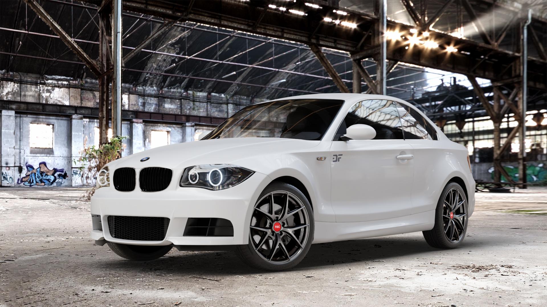 Tec Speedwheels GT6 EVO Hyper Black Felge mit Reifen grau schwarz anthrazit in 18Zoll Winterfelge Alufelge auf weissem BMW 120d Typ E82 (Coupe) 123d 125i 135i 1M 118d 120i 1er Coupé (182, 1C) ⬇️ mit 15mm Tieferlegung ⬇️ Old Industrial Hall_max_4400mm_2024 Frontansicht_1