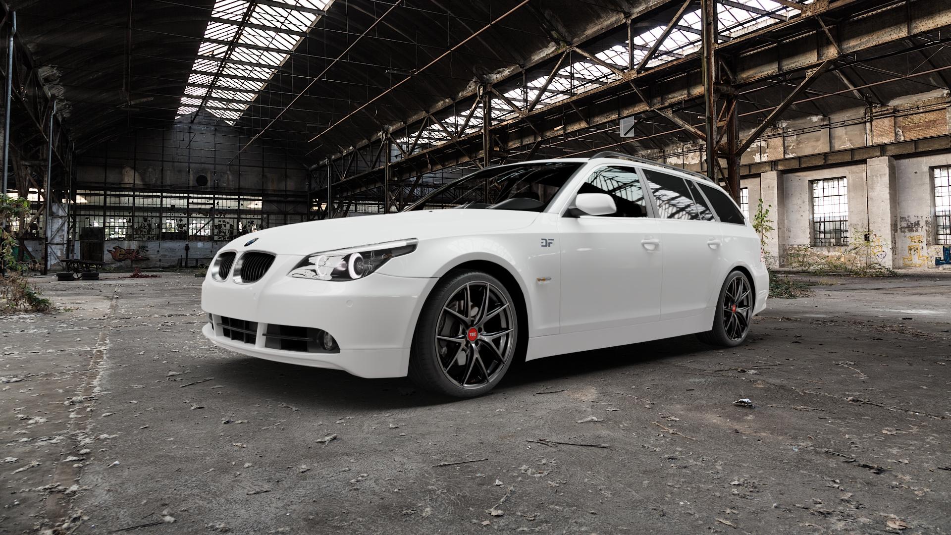 Tec Speedwheels GT6 EVO Hyper Black Felge mit Reifen grau schwarz anthrazit in 19Zoll Winterfelge Alufelge auf weissem BMW 523i Typ E61 (Touring) 525i 530i 545i 550i M5 520d 525d 530d 535d 525xd 530xd 530xi 525xi 5er Touring (560L, 560X) ⬇️ mit 15mm Tieferlegung ⬇️ Old Industrial Hall_max5000mm_2022 Frontansicht_1