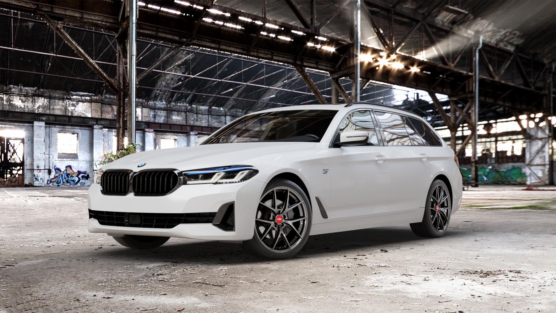 Tec Speedwheels GT6 EVO Hyper Black Felge mit Reifen grau schwarz anthrazit in 19Zoll Winterfelge Alufelge auf weissem BMW 5er G31 Touring (G5K) Facelift ⬇️ mit 15mm Tieferlegung ⬇️ Old Industrial Hall_max_5300mm_2024 Frontansicht_1