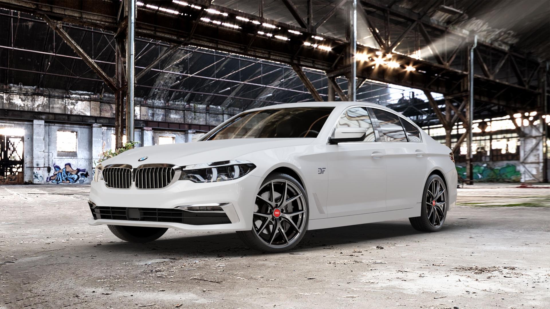 Tec Speedwheels GT6 EVO Hyper Black Felge mit Reifen grau schwarz anthrazit in 20Zoll Winterfelge Alufelge auf weissem BMW 5er G30 Limousine (G5L) ⬇️ mit 15mm Tieferlegung ⬇️ Old Industrial Hall_max_5300mm_2024 Frontansicht_1