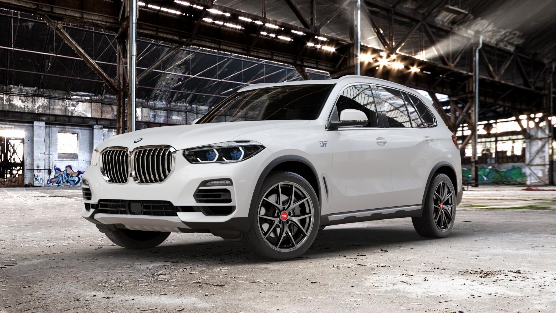 Tec Speedwheels GT6 EVO Hyper Black Felge mit Reifen grau schwarz anthrazit in 20Zoll Winterfelge Alufelge auf weissem BMW X5 Typ G05 (G5X) ⬇️ mit 15mm Tieferlegung ⬇️ Old Industrial Hall_max_5300mm_2024 Frontansicht_1