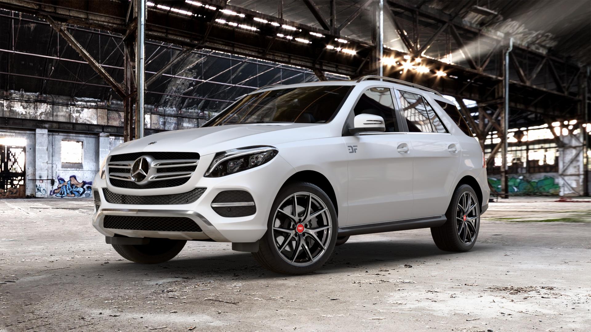 Tec Speedwheels GT6 EVO Hyper Black Felge mit Reifen grau schwarz anthrazit in 20Zoll Winterfelge Alufelge auf weissem Mercedes GLE-Klasse SUV Typ x166 ⬇️ mit 15mm Tieferlegung ⬇️ Old Industrial Hall_max_5300mm_2024 Frontansicht_1