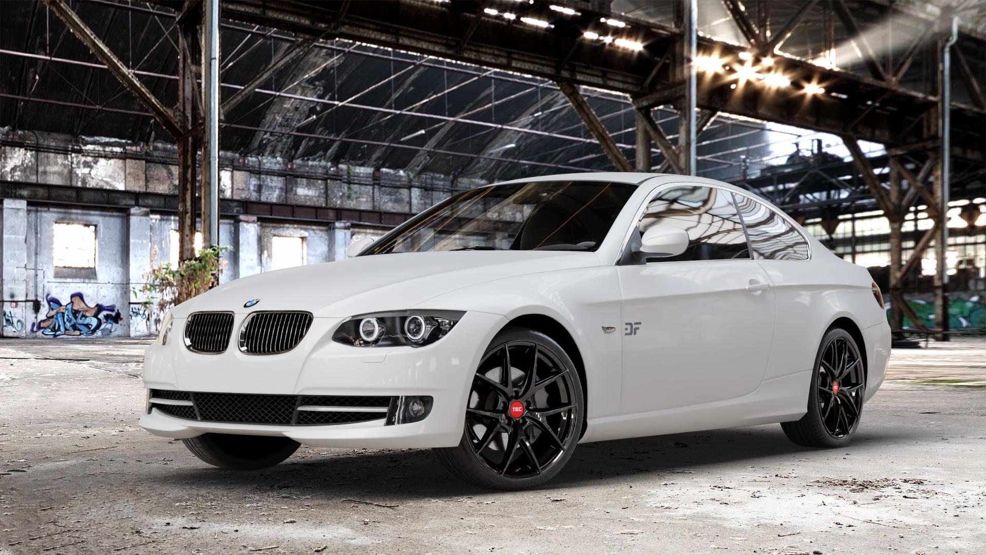 Tec Speedwheels GT6 EVO Schwarz Glanz Felge mit Reifen in 19Zoll Winterfelge Alufelge auf weissem BMW 325i Typ E92 (Coupé) 330i 330d 335i 335d 320i 330xi 320d 325d M3 (Coupe) 335xi 325xi 330xd 320xd 318i 323i 316i GTS 3er Coupé (392C, 3C, 390X) ⬇️ mit 15mm Tieferlegung ⬇️ Old Industrial Hall_max_4400mm_2024 Frontansicht_1