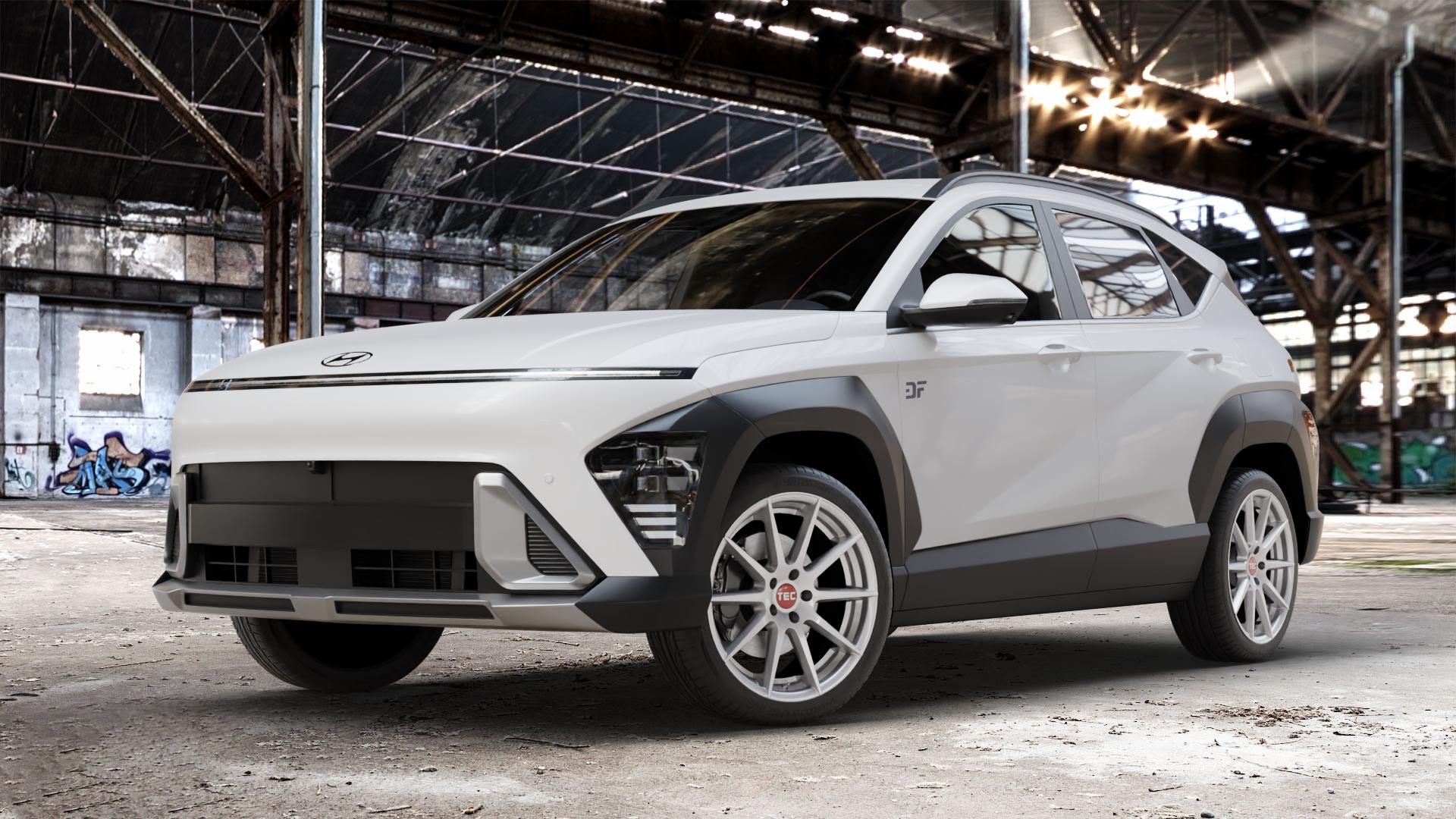 Tec Speedwheels GT7 Hyper Silber Felge mit Reifen in 19Zoll Winterfelge Alufelge auf weissem Hyundai Kona Typ SX2 ⬇️ mit 15mm Tieferlegung ⬇️ Old Industrial Hall_max_4400mm_2024 Frontansicht_1