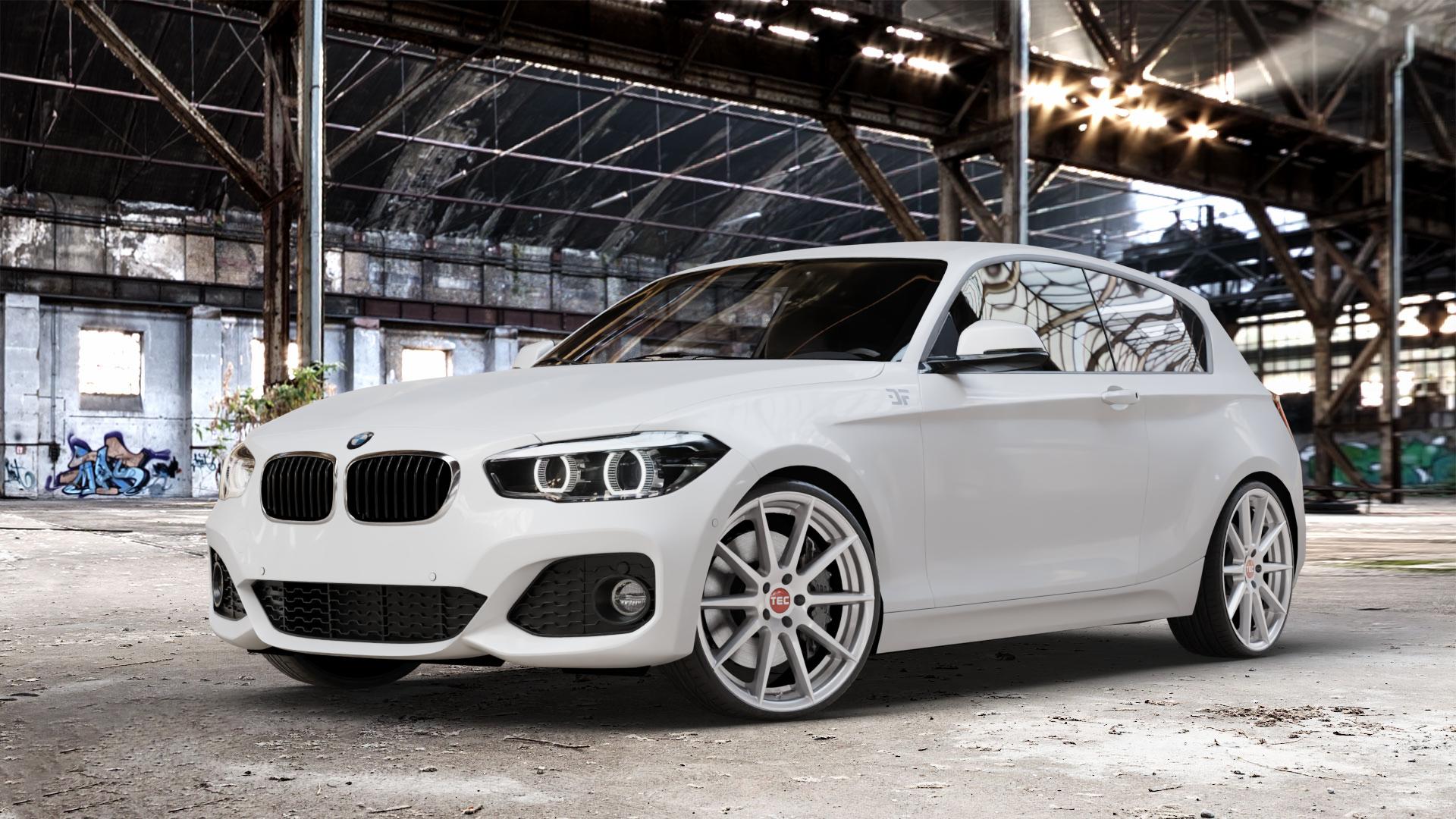 Tec Speedwheels GT7 Hyper Silber Felge mit Reifen in 20Zoll Winterfelge Alufelge auf weissem BMW 1 M135i Typ F20 F21 xDrive M140i Facelift 1er Fünftürer (1K4) ⬇️ mit 15mm Tieferlegung ⬇️ Old Industrial Hall_max_4400mm_2024 Frontansicht_1