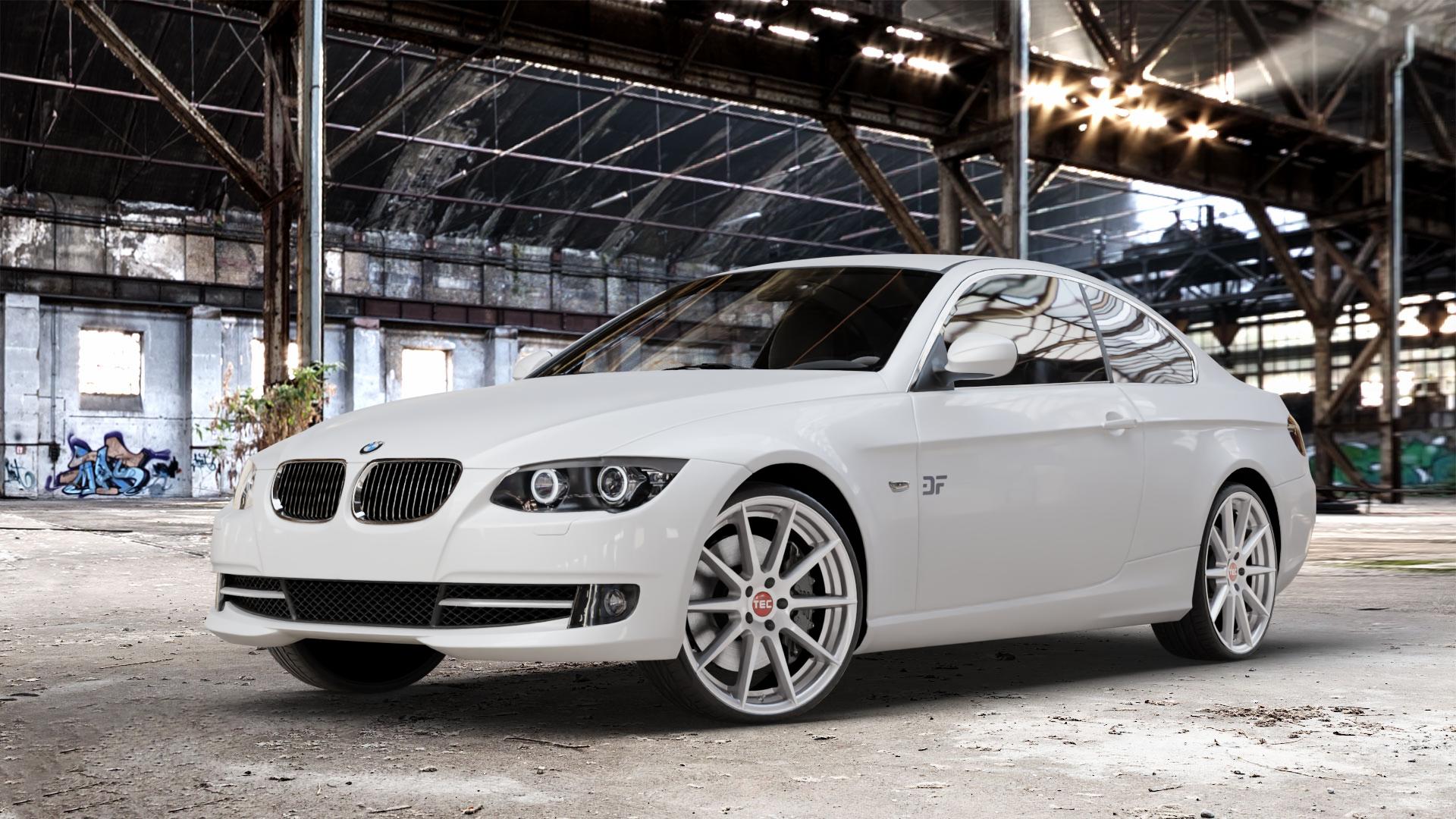 Tec Speedwheels GT7 Hyper Silber Felge mit Reifen in 20Zoll Winterfelge Alufelge auf weissem BMW 325i Typ E92 (Coupé) 330i 330d 335i 335d 320i 330xi 320d 325d M3 (Coupe) 335xi 325xi 330xd 320xd 318i 323i 316i GTS 3er Coupé (392C, 3C, 390X) ⬇️ mit 15mm Tieferlegung ⬇️ Old Industrial Hall_max_4400mm_2024 Frontansicht_1