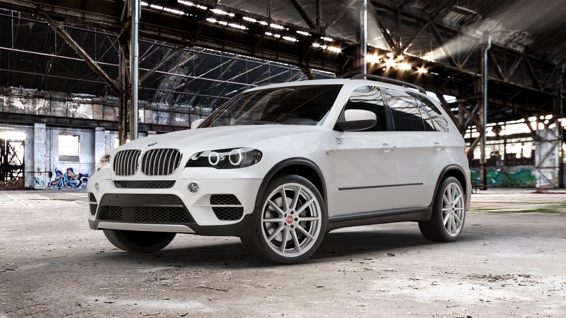 Tec Speedwheels GT7 Hyper Silber Felge mit Reifen in 21Zoll Winterfelge Alufelge auf weissem BMW X5 Typ E70 (X70, X5, X-N1) ⬇️ mit 15mm Tieferlegung ⬇️ Old Industrial Hall_max_5300mm_2024 Frontansicht_1