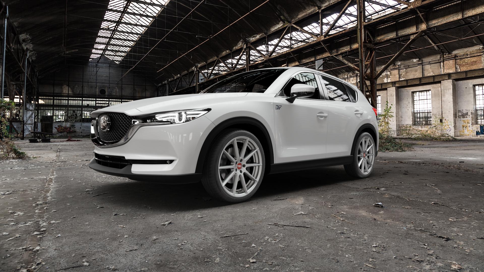 Tec Speedwheels GT7 Hyper Silber Felge mit Reifen in 21Zoll Winterfelge Alufelge auf weissem Mazda CX-5 Typ KF ⬇️ mit 15mm Tieferlegung ⬇️ Old Industrial Hall_max5000mm_2022 Frontansicht_1