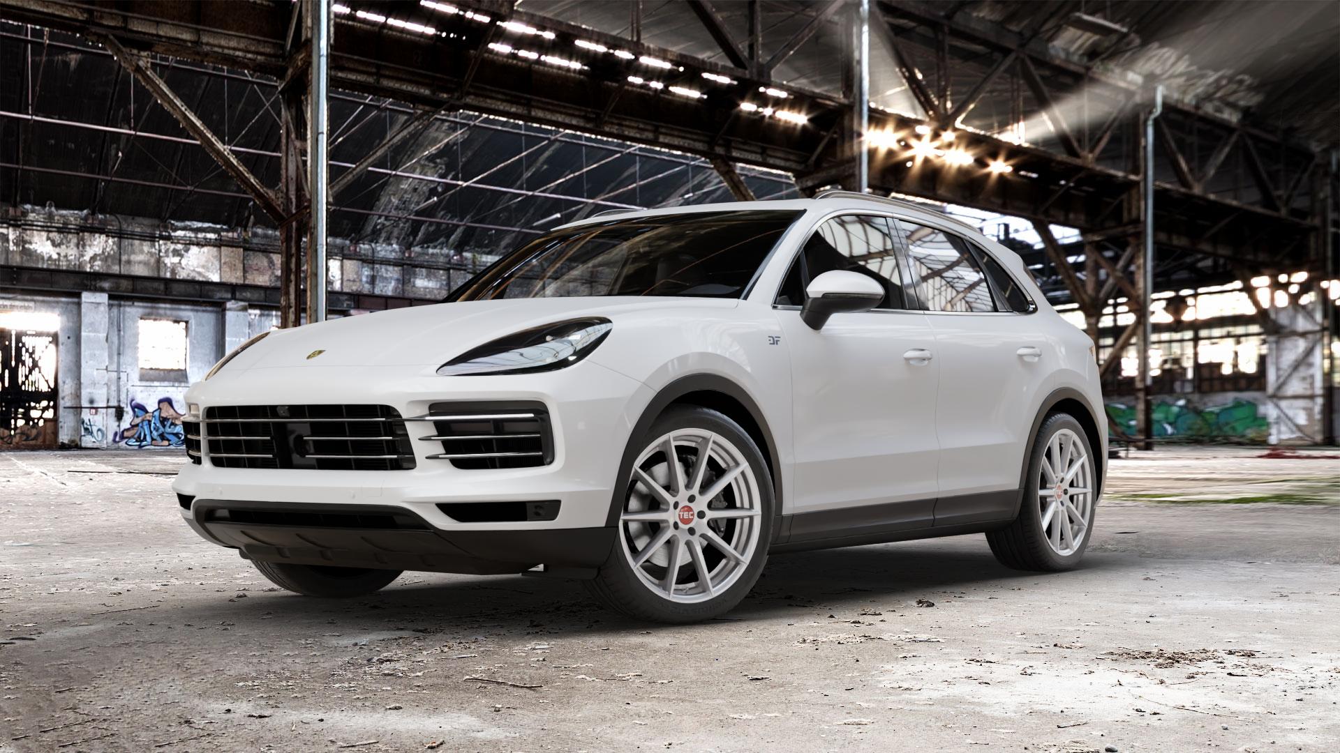 Tec Speedwheels GT7 Hyper Silber Felge mit Reifen in 21Zoll Winterfelge Alufelge auf weissem Porsche Cayenne III Typ 9YA ⬇️ mit 15mm Tieferlegung ⬇️ Old Industrial Hall_max_5300mm_2024 Frontansicht_1