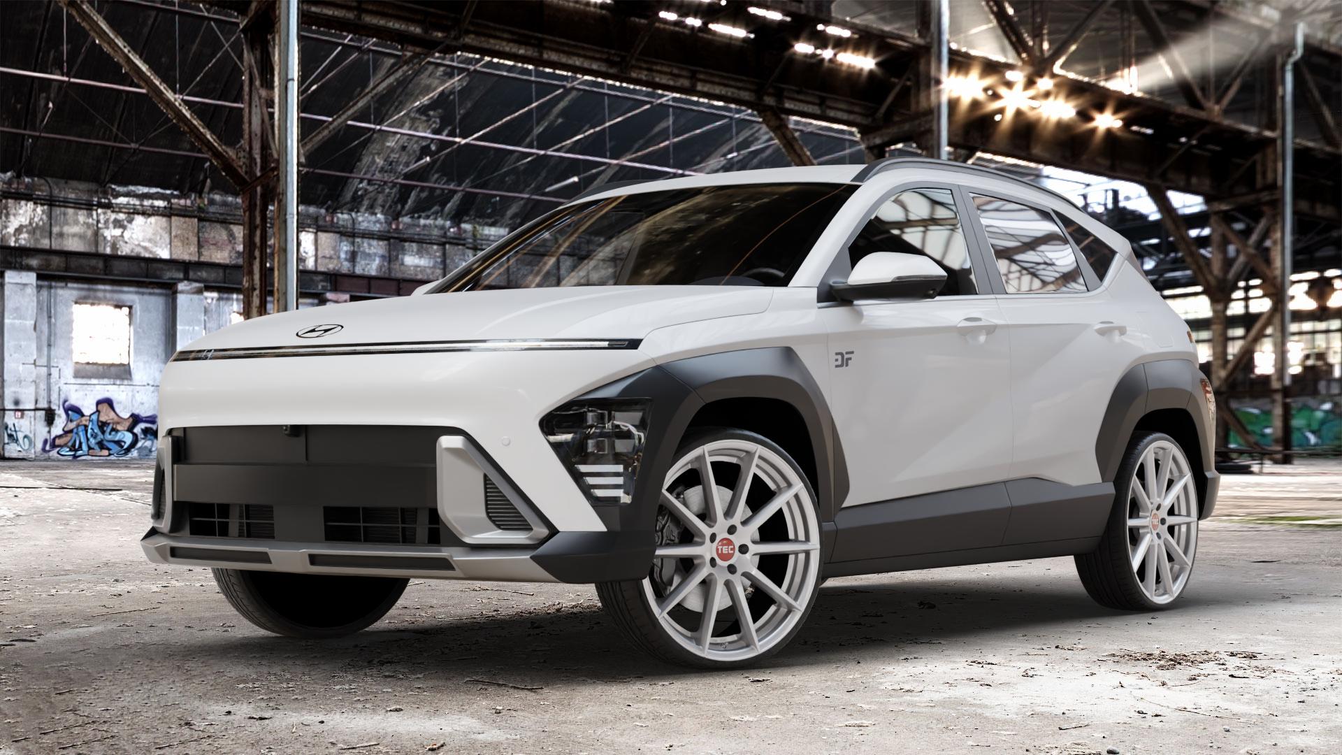 Tec Speedwheels GT7 Hyper Silber Felge mit Reifen in 22Zoll Winterfelge Alufelge auf weissem Hyundai Kona Typ SX2 ⬇️ mit 15mm Tieferlegung ⬇️ Old Industrial Hall_max_4400mm_2024 Frontansicht_1