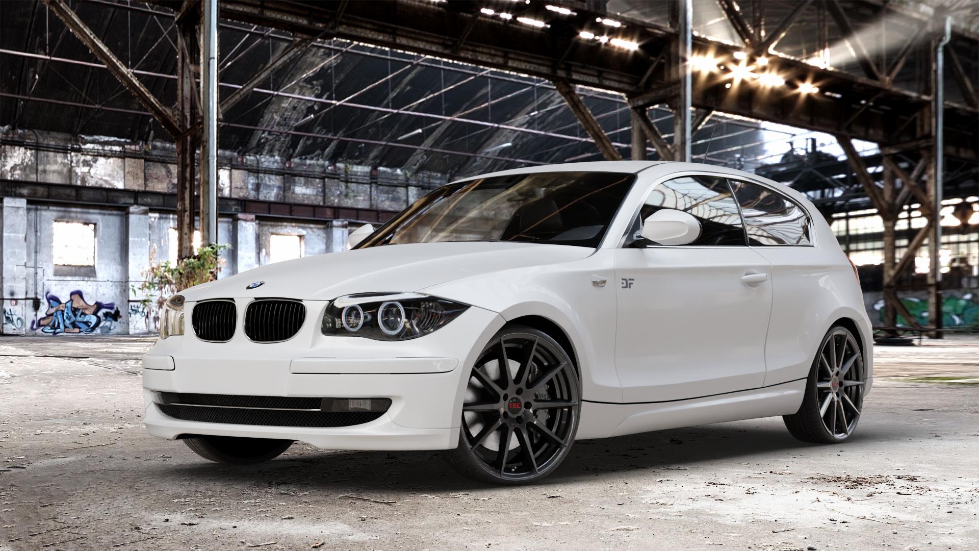 Tec Speedwheels GT7 Schwarz Glanz Felge mit Reifen in 20Zoll Winterfelge Alufelge auf weissem BMW 118d Typ E81 120d 116i 118i 120i 130i 123d 116d 1er Dreitürer (187, 1K2) ⬇️ mit 15mm Tieferlegung ⬇️ Old Industrial Hall_max_4400mm_2024 Frontansicht_1