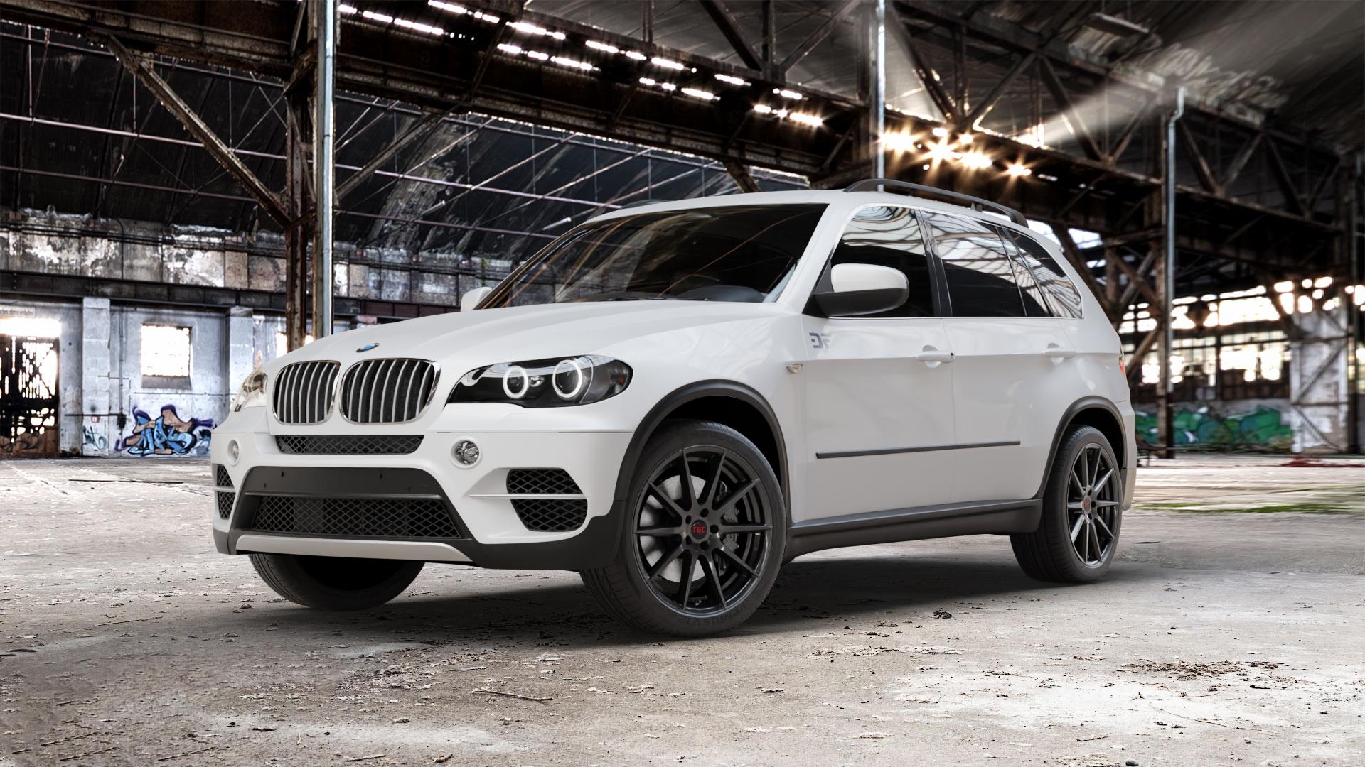 Tec Speedwheels GT7 Schwarz Glanz Felge mit Reifen in 20Zoll Winterfelge Alufelge auf weissem BMW X5 Typ E70 (X70, X5, X-N1) ⬇️ mit 15mm Tieferlegung ⬇️ Old Industrial Hall_max_5300mm_2024 Frontansicht_1