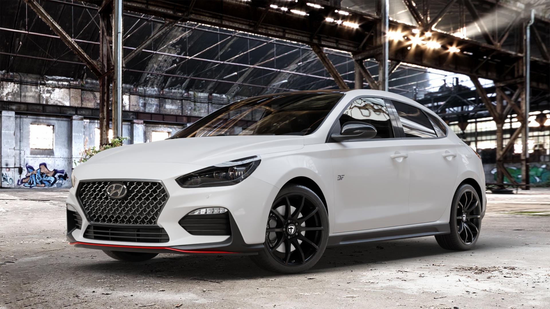 TOMASON TN1 black painted Felge mit Reifen schwarz in 18Zoll Winterfelge Alufelge auf weissem Hyundai i30 Typ PDE Fastback ⬇️ mit 15mm Tieferlegung ⬇️ Old Industrial Hall_max_4400mm_2024 Frontansicht_1