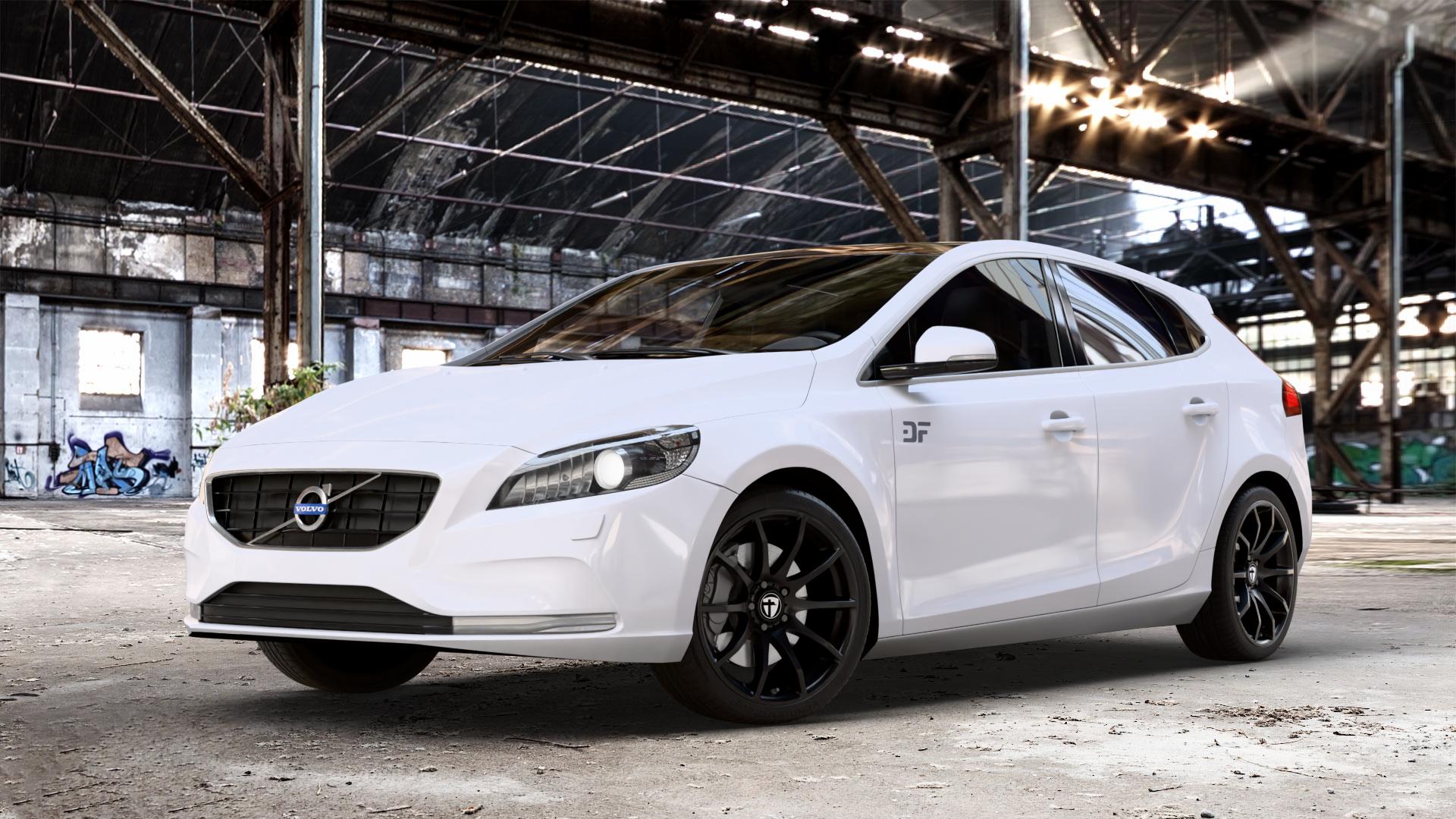 TOMASON TN1 black painted Felge mit Reifen schwarz in 18Zoll Winterfelge Alufelge auf weissem Volvo V40 II Typ M ⬇️ mit 15mm Tieferlegung ⬇️ Old Industrial Hall_max_4400mm_2024 Frontansicht_1