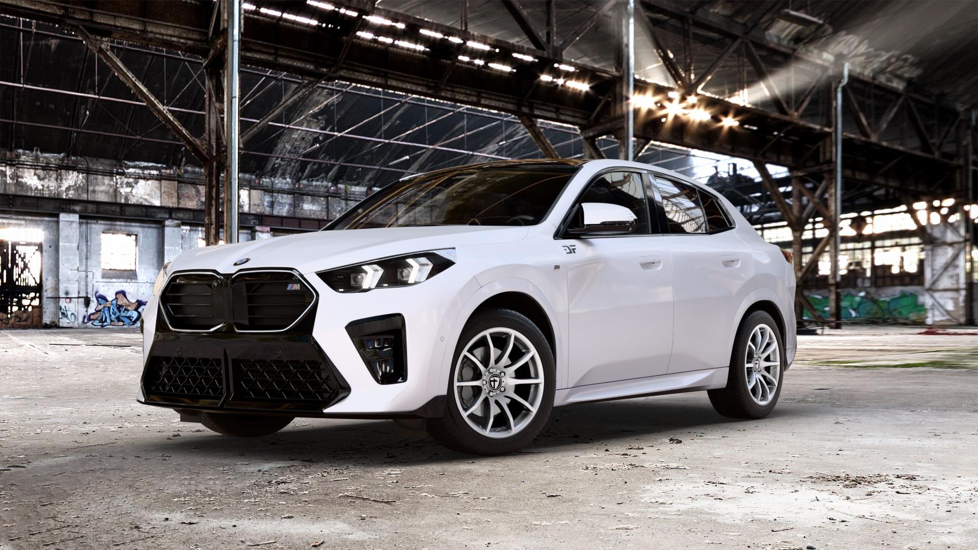 TOMASON TN1 bright silver Felge mit Reifen silber in 18Zoll Winterfelge Alufelge auf unilack weißem BMW X2 Typ U10 (U2X) 2,0l M35i xDrive 221kW (300 PS) ⬇️ mit 15mm Tieferlegung ⬇️ Old Industrial Hall_max_5300mm_2024 Frontansicht_1
