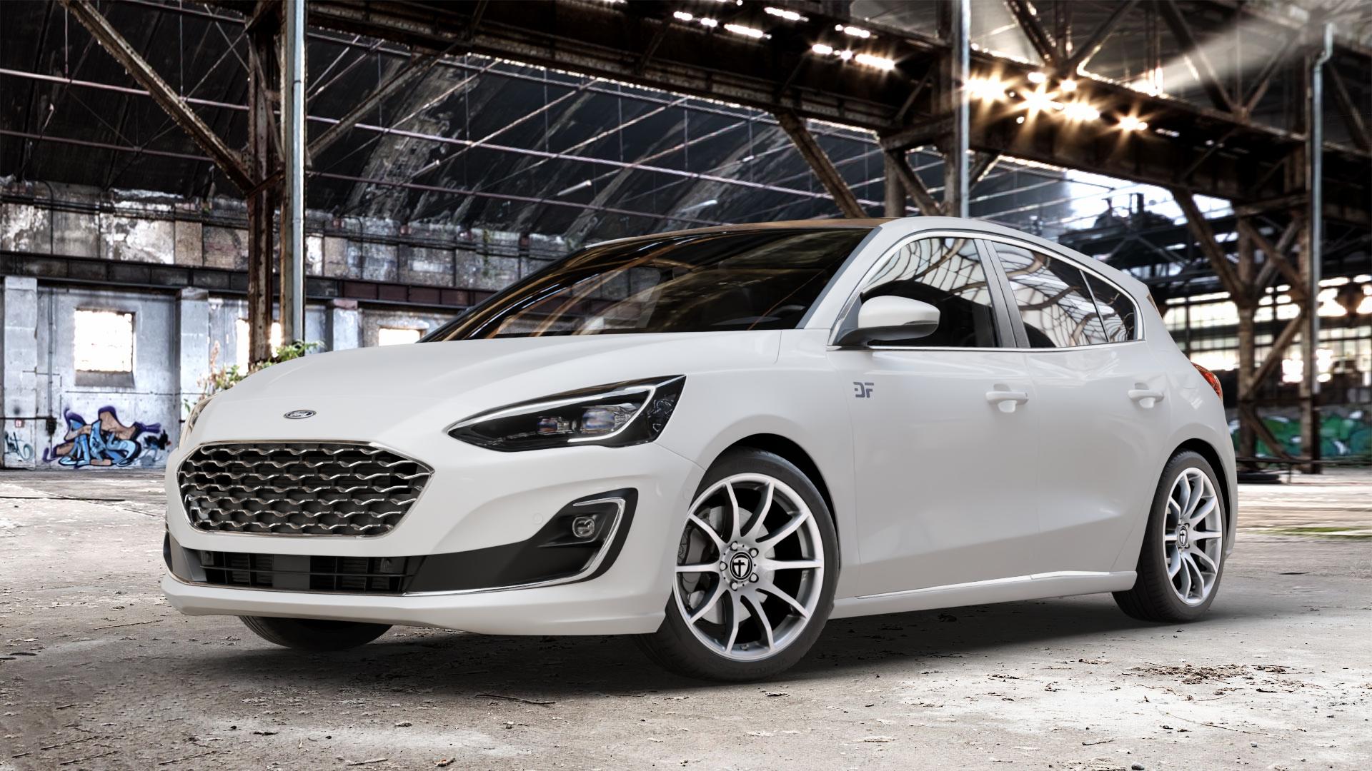 TOMASON TN1 bright silver Felge mit Reifen silber in 18Zoll Winterfelge Alufelge auf weissem Ford Focus IV Typ DEH (Schrägheck) ⬇️ mit 15mm Tieferlegung ⬇️ Old Industrial Hall_max_4400mm_2024 Frontansicht_1