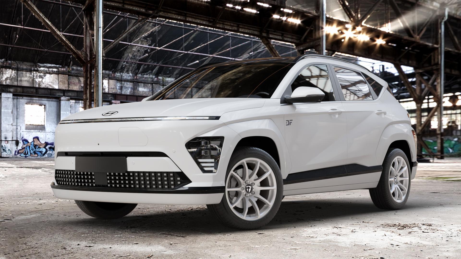 TOMASON TN1 bright silver Felge mit Reifen silber in 18Zoll Winterfelge Alufelge auf weissem Hyundai Kona Elektro Typ SX2E ⬇️ mit 15mm Tieferlegung ⬇️ Old Industrial Hall_max_4400mm_2024 Frontansicht_1