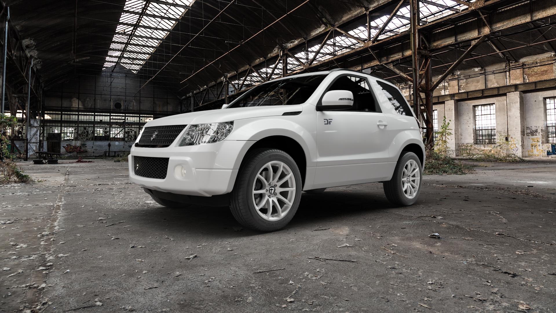 TOMASON TN1 bright silver Felge mit Reifen silber in 18Zoll Winterfelge Alufelge auf weissem Suzuki Grand Vitara Typ JT (3-Türig) ⬇️ mit 15mm Tieferlegung ⬇️ Old Industrial Hall_max5000mm_2022 Frontansicht_1