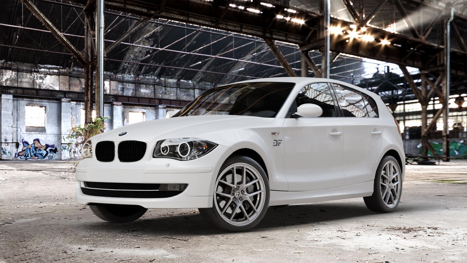 TOMASON TN30 silver Felge mit Reifen silber in 18Zoll Winterfelge Alufelge auf weissem BMW 116i Typ E87 120i 118d 120d 130i 118i 123d 116d 1er Fünftürer (187, 1K4) ⬇️ mit 15mm Tieferlegung ⬇️ Old Industrial Hall_max_4400mm_2024 Frontansicht_1