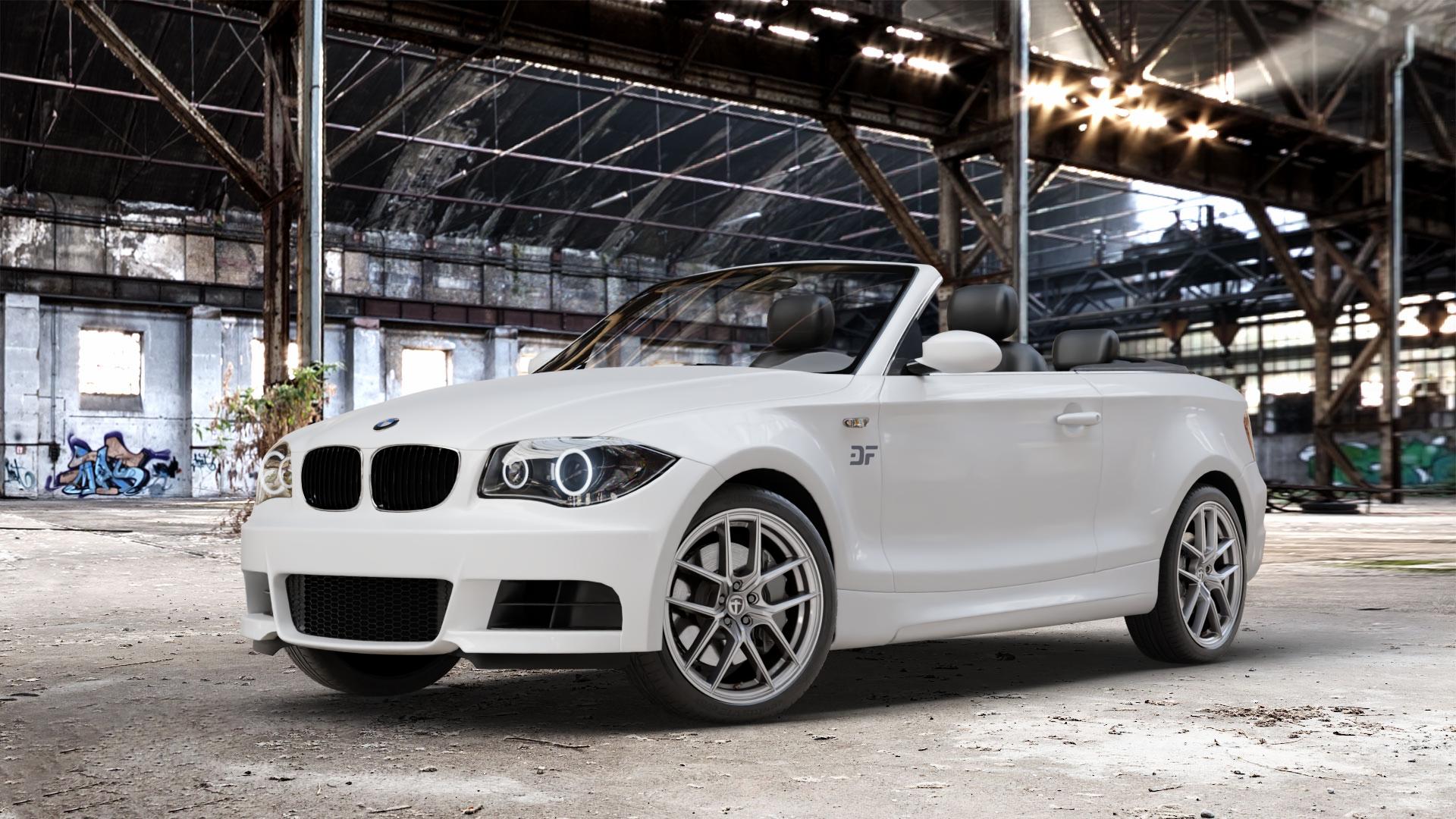 TOMASON TN30 silver Felge mit Reifen silber in 18Zoll Winterfelge Alufelge auf weissem BMW 118i Typ E88 (Cabriolet) 120d 120i 125i 135i 123d 118d 1er Cabrio (182, 1C) ⬇️ mit 15mm Tieferlegung ⬇️ Old Industrial Hall_max_4400mm_2024 Frontansicht_1