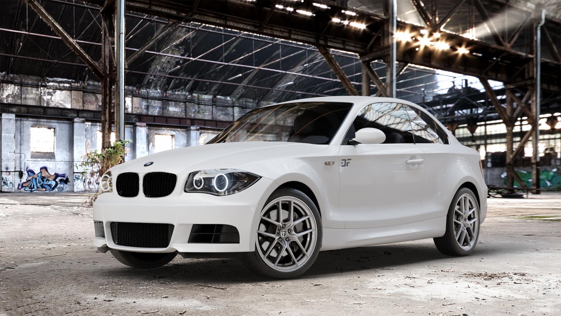 TOMASON TN30 silver Felge mit Reifen silber in 18Zoll Winterfelge Alufelge auf weissem BMW 120d Typ E82 (Coupe) 123d 125i 135i 1M 118d 120i 1er Coupé (182, 1C) ⬇️ mit 15mm Tieferlegung ⬇️ Old Industrial Hall_max_4400mm_2024 Frontansicht_1