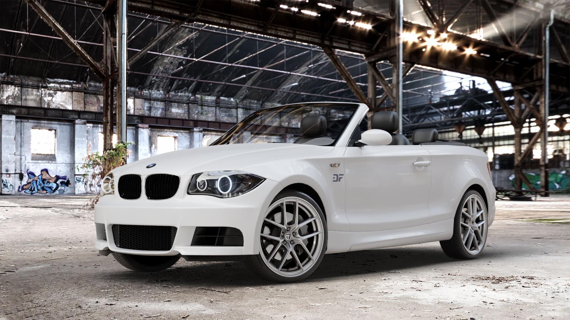TOMASON TN30 silver Felge mit Reifen silber in 19Zoll Winterfelge Alufelge auf weissem BMW 118i Typ E88 (Cabriolet) 120d 120i 125i 135i 123d 118d 1er Cabrio (182, 1C) ⬇️ mit 15mm Tieferlegung ⬇️ Old Industrial Hall_max_4400mm_2024 Frontansicht_1