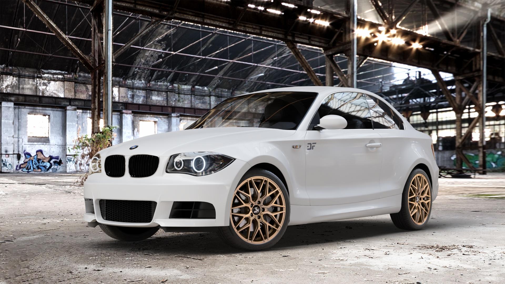 Ultrawheels UA1E BRONZE MATT Felge mit Reifen in 18Zoll Winterfelge Alufelge auf weissem BMW 120d Typ E82 (Coupe) 123d 125i 135i 1M 118d 120i 1er Coupé (182, 1C) ⬇️ mit 15mm Tieferlegung ⬇️ Old Industrial Hall_max_4400mm_2024 Frontansicht_1
