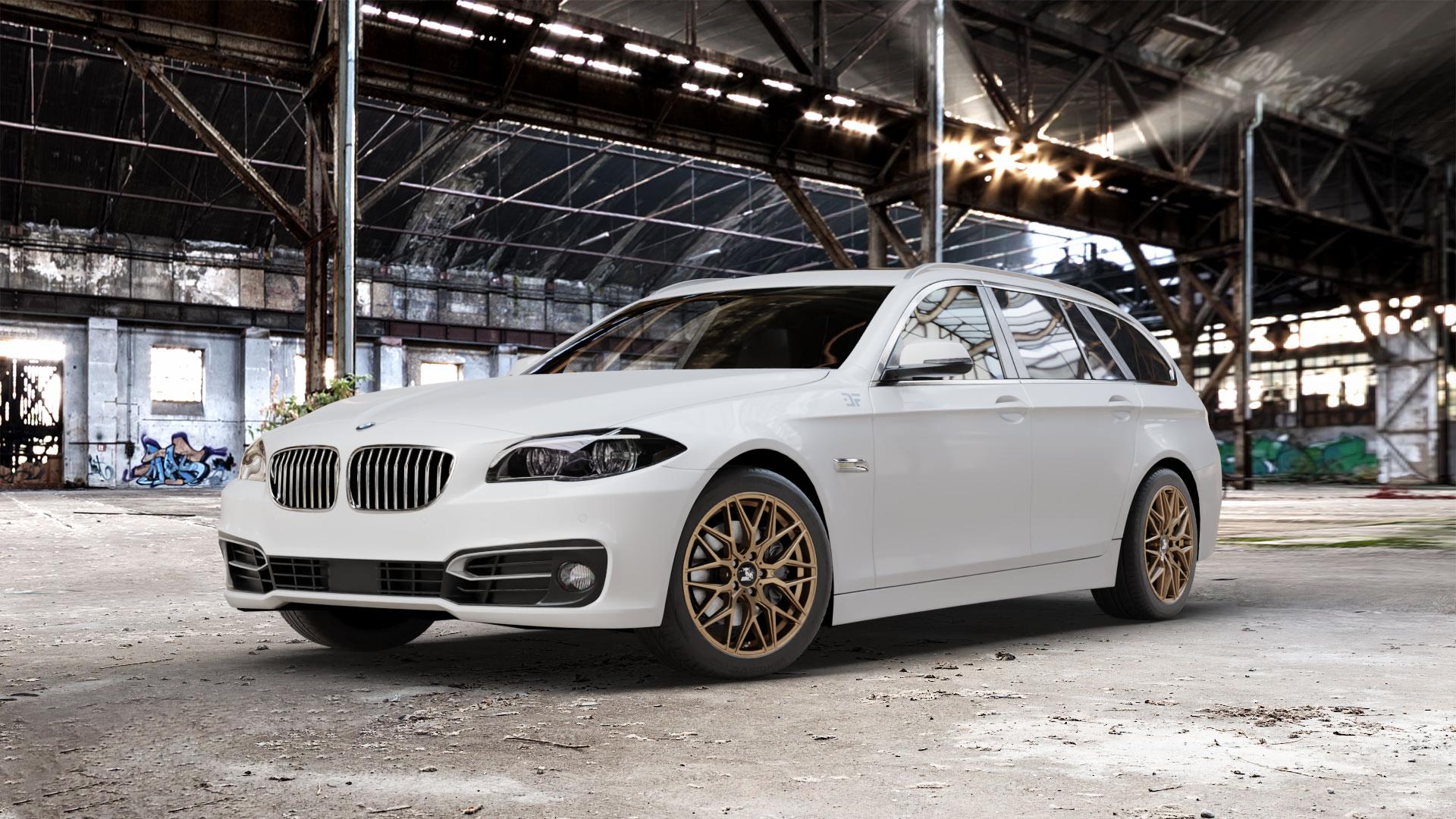 Ultrawheels UA1E BRONZE MATT Felge mit Reifen in 18Zoll Winterfelge Alufelge auf weissem BMW 523i Typ F11 (Touring) 535i 520d 530d 528i xDrive 530i 550i 520i 525d 535d 518d 5er Touring (5K, K-N1) ⬇️ mit 15mm Tieferlegung ⬇️ Old Industrial Hall_max_5300mm_2024 Frontansicht_1