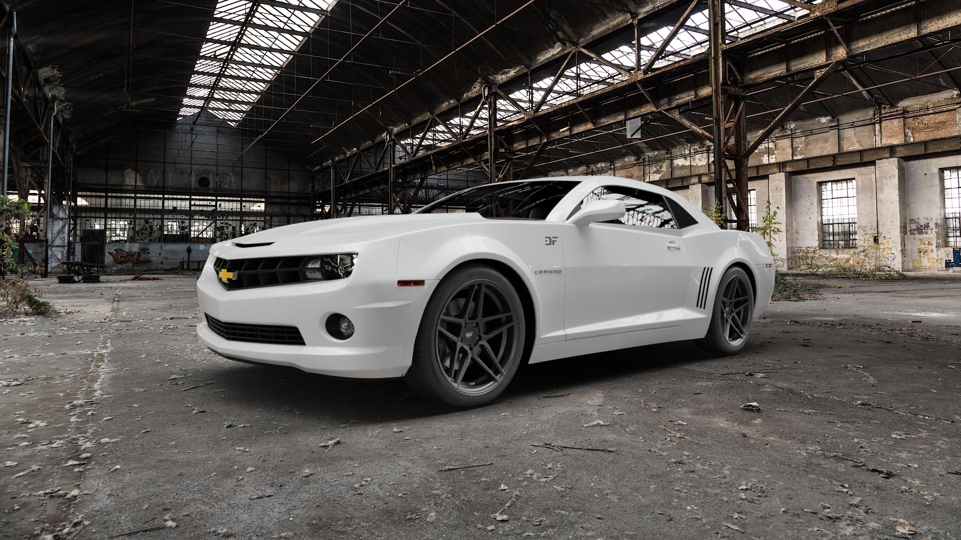 Wheelforce CF1-FF DARK STEEL Felge mit Reifen anthrazit in 20Zoll Winterfelge Alufelge auf weissem Chevrolet Camaro V ⬇️ mit 15mm Tieferlegung ⬇️ Old Industrial Hall_max5000mm_2022 Frontansicht_1
