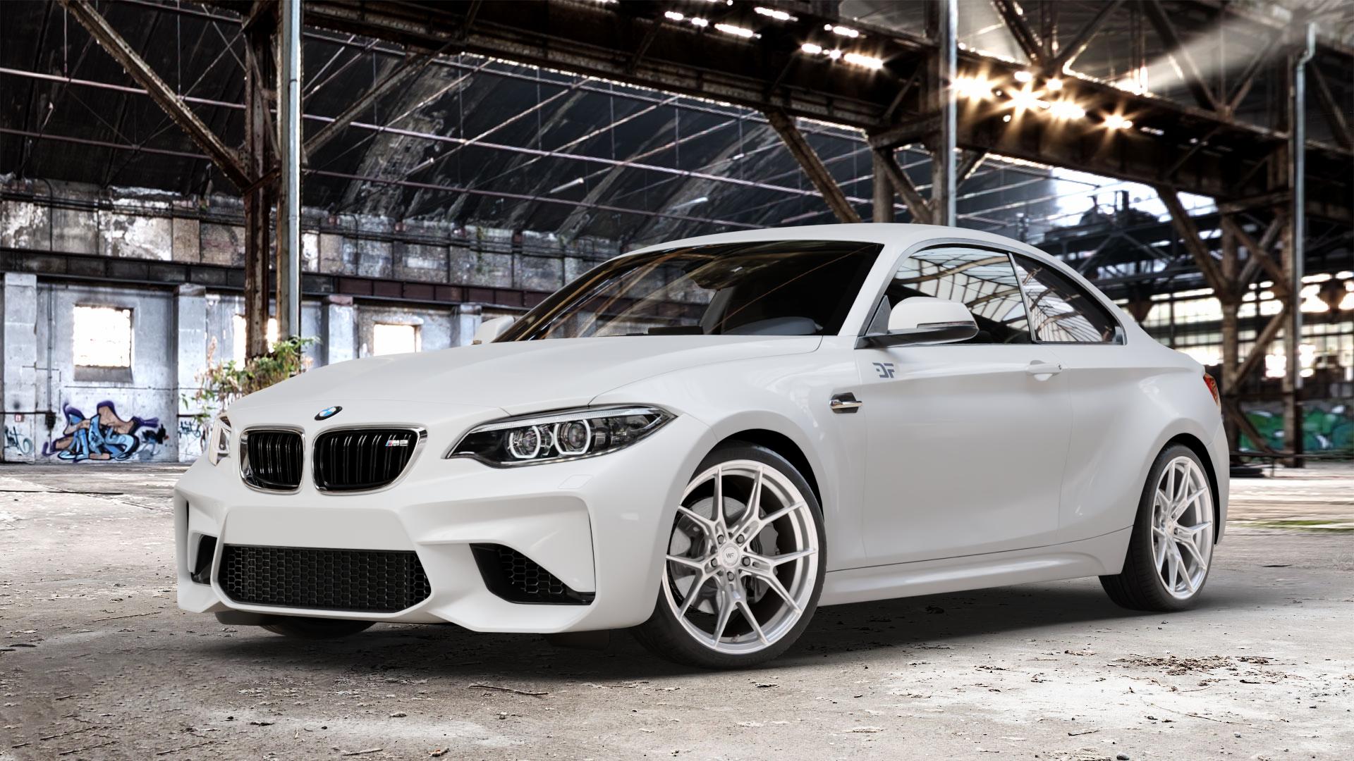 Wheelforce RACE.ONE FROZEN SILVER Felge mit Reifen silber in 19Zoll Winterfelge Alufelge auf weissem BMW M2 Typ F87 ⬇️ mit 15mm Tieferlegung ⬇️ Old Industrial Hall_max_4400mm_2024 Frontansicht_1