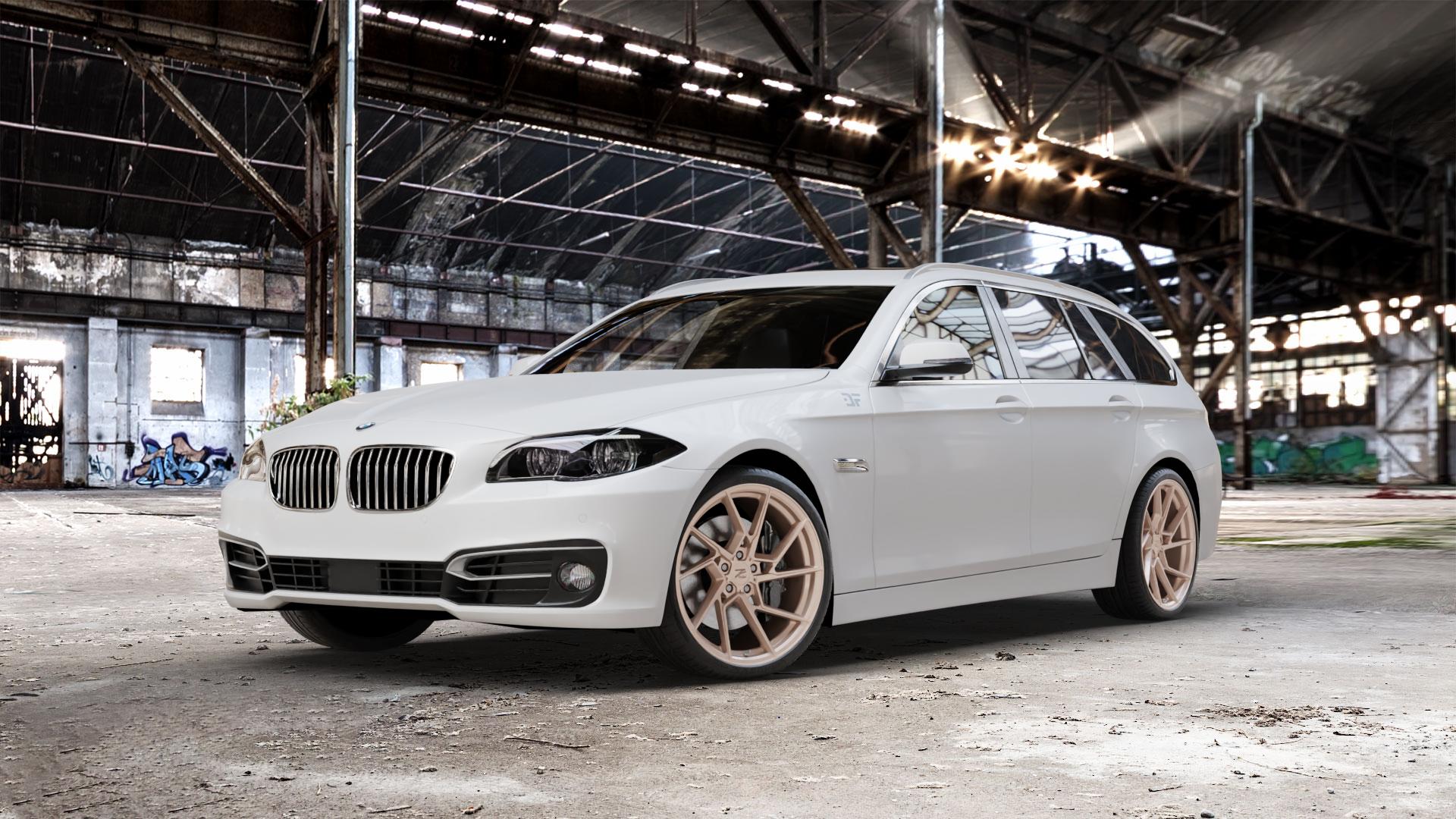 Z-Performance ZP3.1 FlowForged Sparkling Champagne Felge mit Reifen Champagner in 20Zoll Winterfelge Alufelge auf weissem BMW 523i Typ F11 (Touring) 535i 520d 530d 528i xDrive 530i 550i 520i 525d 535d 518d 5er Touring (5K, K-N1) ⬇️ mit 15mm Tieferlegung ⬇️ Old Industrial Hall_max_5300mm_2024 Frontansicht_1